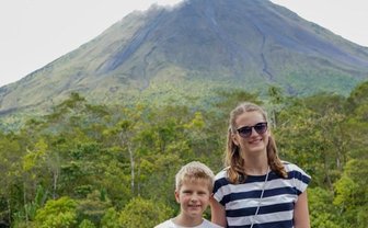 Kind und Teenager genießen den Blick auf den Vulkan Arenal – Costa Rica mit Kindern
