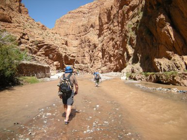 Kinder und Eltern wandern gemeinsam durch das Tal der Rosen auf Wasserläufen – Marokko mit Kindern