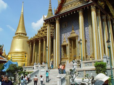 Wat Phra Kaeo Tempel neben dem Großen Palast im Herzen Bangkoks – Thailand Familienreise