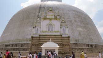 Die strahlend weiße Ruwanweli Maha Seya in Anuradhapura – Sri Lanka Reise mit Kindern