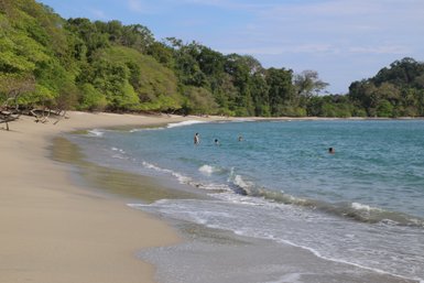 Kinder genießen das Schwimmen im Manuel Antonio Nationalpark – Costa Rica Familienreise