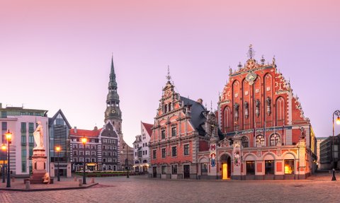 Der Rathausplatz in Riga zeigt beeindruckende historische Gebäude, darunter das prächtige Schwarzhäupterhaus.