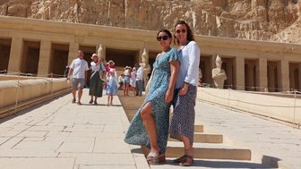 Zwei Frauen im imposanten Hatschepsut-Tempel bei Luxor – Ägypten Reise mit Kindern