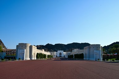 Sultanpalast Al Alam in Muscat mit Bergen im Hintergrund – Oman Familienreise