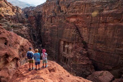Kinder blicken auf Schatzhaus Petra - Jordanien Urlaub mit Kindern