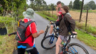 Gemeinsam mit einem lokalen Guide erkundet eine Familie Malakka per Fahrrad – Malaysia & Borneo Familienreise