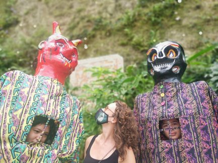 Frau präsentiert farbenfrohe Figuren von Maskenbildner Toni – Costa Rica Familienreise