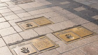 Bronzene Handabdrücke sind in den Gehweg eingelassen, um die Erinnerungen an berühmte Persönlichkeiten zu ehren.