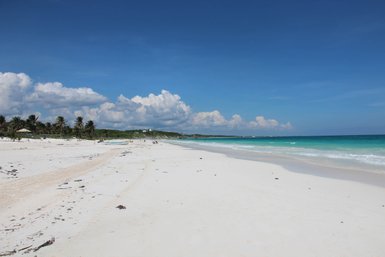 Heller Sandstrand und türkisfarbenes Wasser an der Küste von Playa del Carmen – Mexiko Familienreise