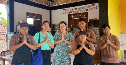 Kinder der Yayasan Widya Guna posieren gemeinsam für ein Gruppenbild – Bali mit Kindern
