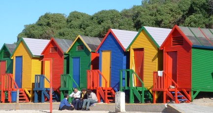 Farbenfrohe Häuserfassaden an der Küste von Kapstadt – Garden Route mit Kindern