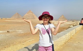 Mädchen blickt auf die Pyramiden von Gizeh in Kairo – Ägypten Reise mit Kindern