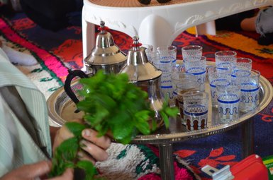 Frisch aufgebrühter Minztee – Marokko Familienreise