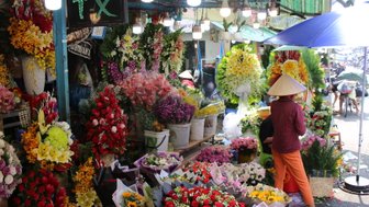 Bunter Blumenstand auf einem lokalen Markt in Vietnam – Vietnam Familienreise