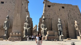 Zwei Frauen vor monumentalen Statuen im Tempel von Luxor – Ägypten Reise mit Kindern