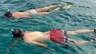 Kinder erkunden die bunte Unterwasserwelt beim Schnorcheln – Thailand Familienreise