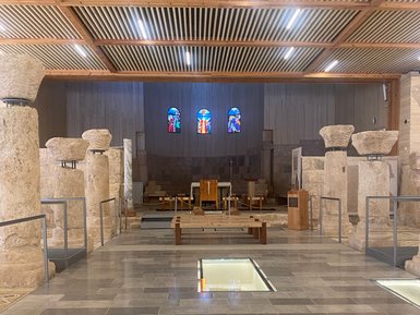 Kirche auf Berg Nebo von innen - Jordanien mit Kindern