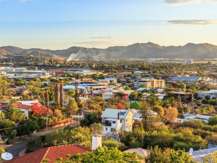 Eine Stadt mit Bergen im Hintergrund - Namibia mit Jugendlichen