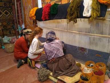 Traditionelle Teppichknüpferei in einer Kooperative in Taznakht – Familienreise nach Marokko