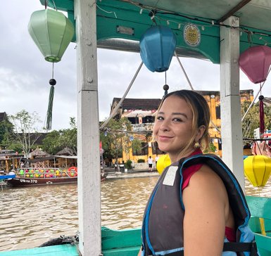 Mädchen fährt in einem traditionellen Boot auf dem Fluss – Vietnam Familienreise