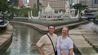 Teenager am bekanntesten Wahrzeichen der Stadt, dem River of Life in Kuala Lumpur - Malaysia Familienreise