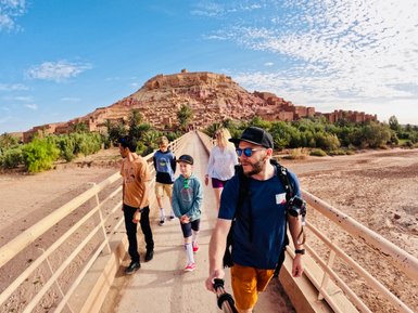 Familie genießt den Spaziergang über die historische Brücke bei Aït Ben Haddou – Marokko Familienreise