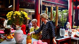 Mutter begleitet ihr Kind bei einem Besuch eines Tempels in Kuala Lumpur – Malaysia & Borneo Familienreise