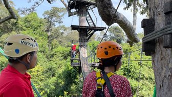 Teilnehmer bereiten sich auf das Ziplining vor – Kambodscha Familienreise
