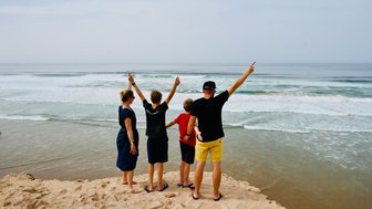 Familie genießt den Blick auf das Meer der Agadir-Küste – Marokko Reise mit Kindern