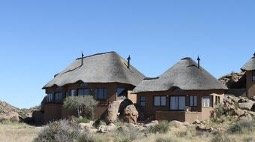 Außenansicht Namibgrens Guest Farm - Namibia mit Jugendlichen