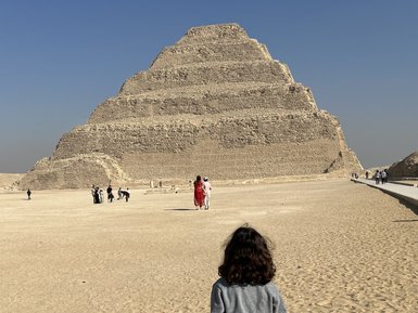Junge vor der Djoser Pyramide Sakkara – Ägypten Reise mit Kindern 