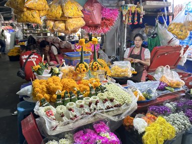 Marktstand mit vielen bunten Blumen - Thailand Familienreise