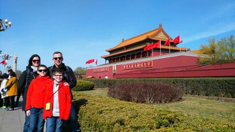 Familie hält den Moment mit einem Foto vor dem beeindruckenden Kaiserpalast in Peking fest – China mit Kindern
