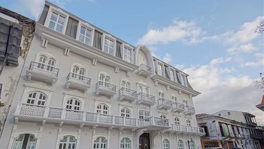 Das zentrale Hotel in Casco Viejo, Panama, beeindruckt mit seiner eleganten weißen Fassade und vielen Balkonen.