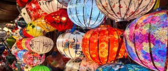 Farbige Laternen schmücken die Straßen der Altstadt – Vietnam Familienreise