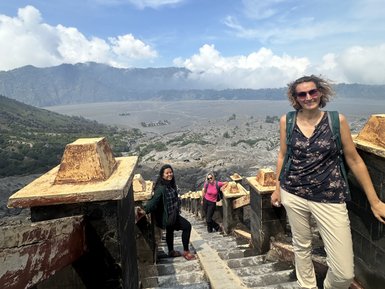 Zwei Frauen steigen die Treppe hinauf zum Krater des Bromo Vulkans – Indonesien Reise mit Kindern