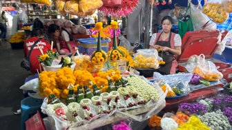 Blumenstand auf lokalem Markt in Chiang Mai - Thailand Reise mit Kindern