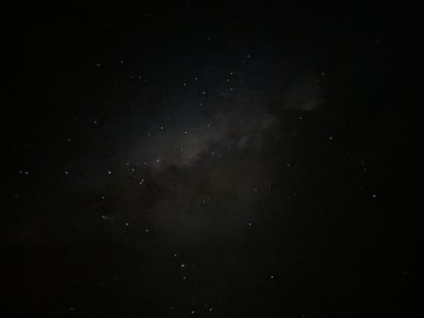 Ein klarer Nachthimmel voller funkelnder Sterne, die in der Dunkelheit leuchten und eine ruhige Atmosphäre schaffen.