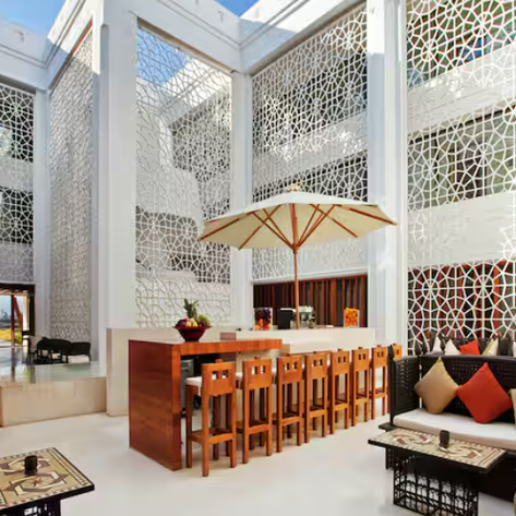 Außenbereich der Lobby mit Sitzgelegenheiten im Hilton Luxor Resort & Spa in Luxor – Ägypten Reise mit Kindern