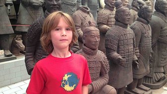 Junge betrachtet die Tonkrieger der Terrakotta-Armee in Xi’an – China Reise mit Kindern