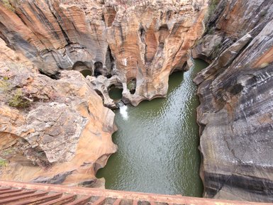 Blick von oben auf die spektakulären Wasserbecken der Bourke’s Luck Potholes – Südafrika Familienreise