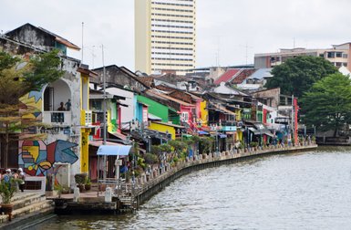 Der Fluss in Malakka mit farbenfrohen Häusern entlang des Ufers – Malaysia & Borneo Reise mit Kindern