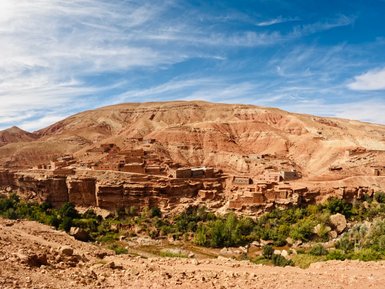 Aït Ben Haddou thront malerisch auf Bergen und Felsen in Marokko – Familienreise nach Marokko