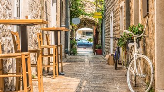Eine leere, saubere Gasse in Budva
