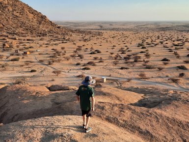 Ein Junge blickt gespannt in die Ferne - Namibia mit Kindern