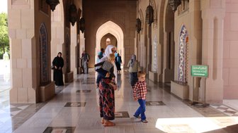 Mutter und Kinder besichtigen die Große Sultan-Qabus-Moschee in Muscat – Oman Familienreise