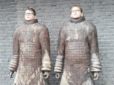 Zwei Kinder vor der Terrakotta-Armee in Xi’an – China Reise mit Kindern