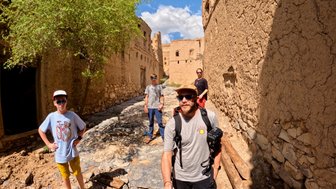 Familie beim Spaziergang durch das Dorf Al Hamra im Oman – Oman Reise mit Kindern