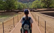Mädchen mit FFR Rucksack schaut auf Sirigiya Felsen - Sri Lanka for family Summer - Sri Lanka mit Kindern im Sommer