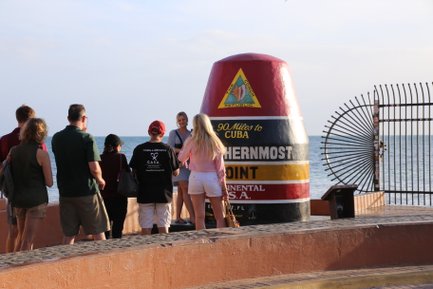 Eine Gruppe von Touristen steht am Southernmost Point in den USA, während sie den berühmten Marker bewundern.